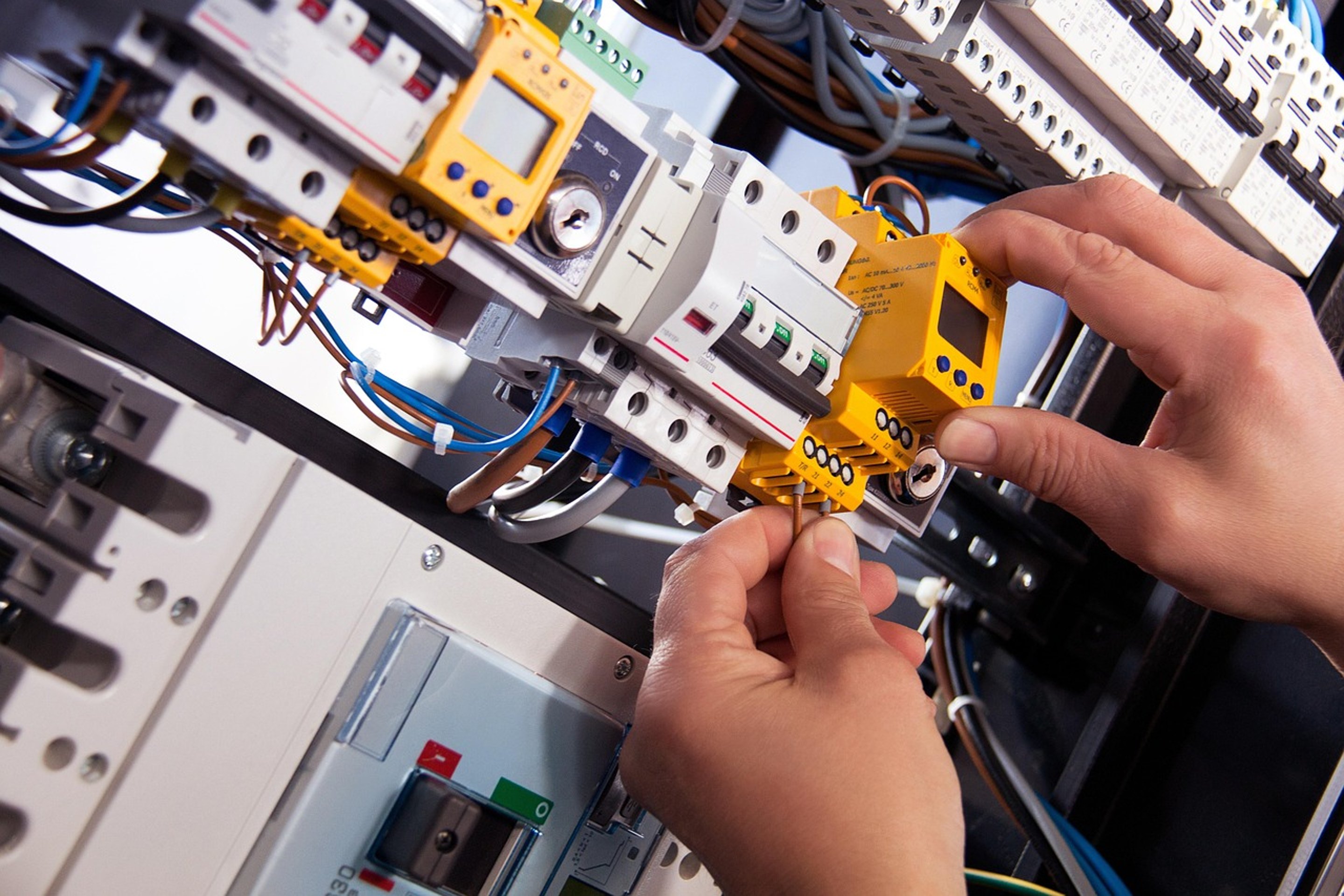 Aquatec Reuter – Arbeit an der Schalt- und Steuerungstechnik